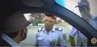 Azərbaycan polisi və dirəşən sürücü