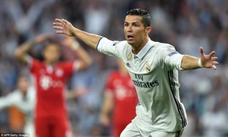 Ronaldo dünyada bunu etmiş ilk futbolçu oldu - VİDEO