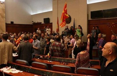 Bu ölkədə parlament binası ələ keçirildi, deputatlar və jurnalistlər girov götürüldü