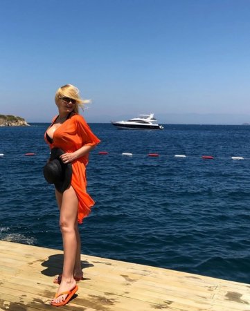 Nura Suri bikinidə – 43 yaşlı ifaçı qüsursuz bədənilə heyran etdi – FOTO