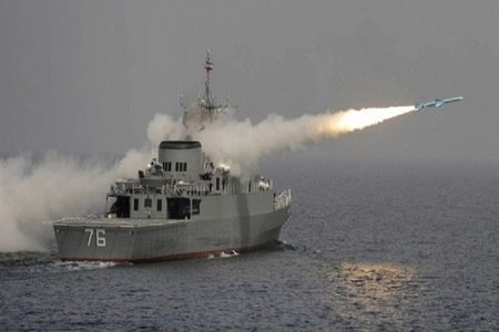 İranın döyüş gəmisi səhvən yerli logistika gəmisini raketlə vurub