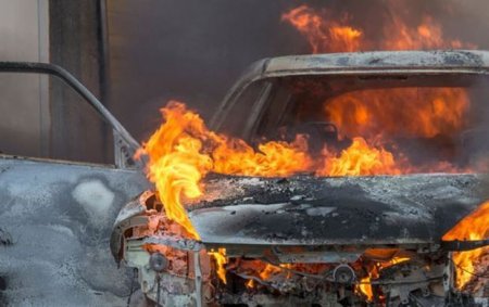 Sumqayıtda “Opel” yandı