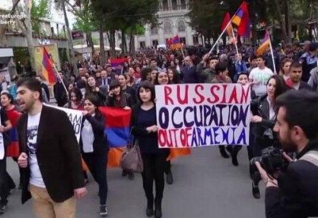 В Баку поднимают российские флаги, а в Ереване требуют отдать им Краснодар - РОССИЙСКОЕ ИЗДАНИЕ