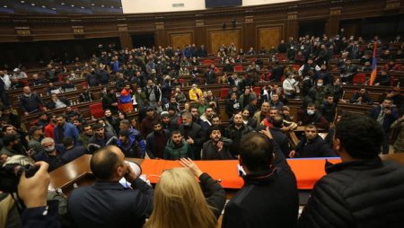 Ermənistandakı müxalifət parlament böhranını elan etdi