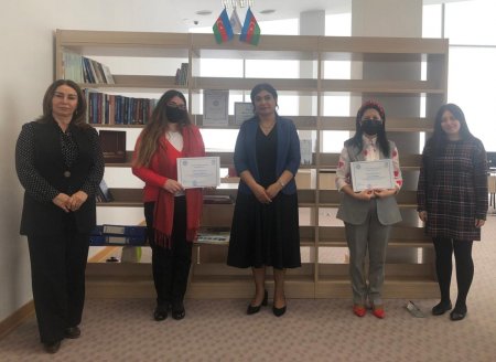 Mərkəzi Elmi Kitabxananın direktoru Sevil Zülfüqarova Vikipediya təlimlərinin iştirakçılarına sertifikatlar təqdim edib
