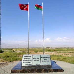 Sərhəddə Türkiyə və Azərbaycan bayrağı: Ermənistandan görünür...