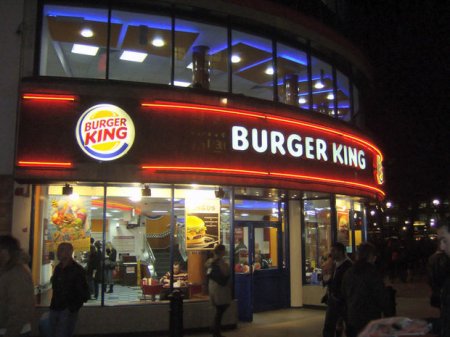 Məşhur fast food şəbəkəsinin Bakıda restoranı bağlandı