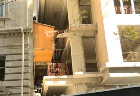 Bakıda qeyri-adi hadisə: Binanın balkonu yeni tikilən digər binanın içərisində qaldı - XƏZƏR TV - VİDEO