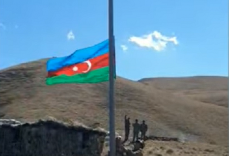 Göyçə mahalının qarşısında Azərbaycan bayrağı qaldırıldı - VİDEO