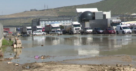 İntensiz yağışdan sonra Lökbatan yolu dağılıb, hərəkət çətinləşib – VİDEO