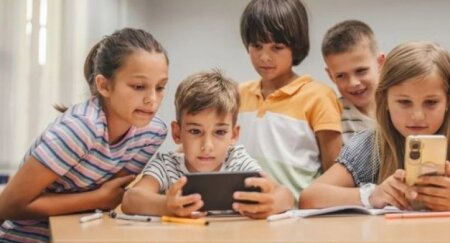 Bu ölkədə şagirdlərin məktəbdə smartfondan istifadəsi qadağan olunur