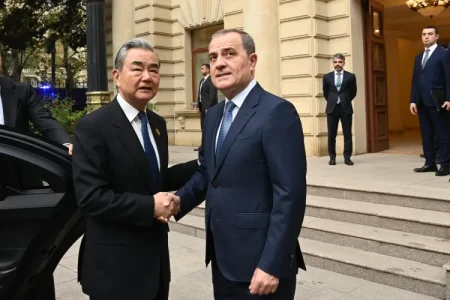 Xarici işlər naziri Ceyhun Bayramov Çinin xarici işlər naziri Van İni Bakıda qarşılayıb