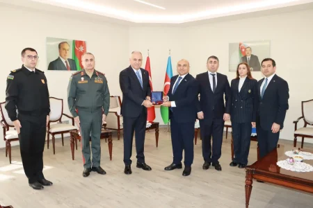 Türkiyəli generala Azərbaycanın hərbi əməkdaşlıq medalı təqdim olunub