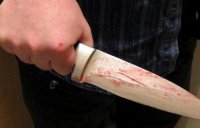 22 yaşlı oğlanı yaşlı qonşusu bıçaqladı