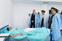 Prezident İlham Əliyev yaralı əsgərlərə baş çəkdi