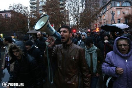 İrəvanda polislə etirazçılar arasında toqquşma (FOTO)