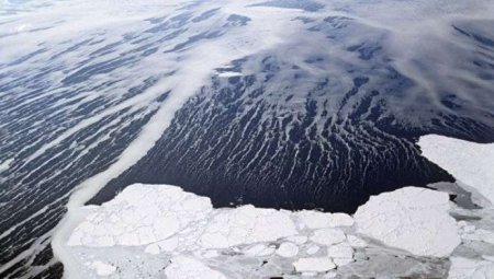 209 sərnişin daşıyan bərə Kanada sahillərində buzların arasında sıxışıb qalıb