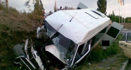 Azərbaycanda mikroavtobus aşdı, 17 nəfər xəsarət aldı