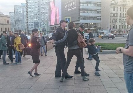 Moskvada polislər “Hamlet” tragediyasını oxuyan 10 yaşlı oğlanı saxlayıblar ...