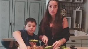 Leyla Əliyeva oğlu ilə yemək bişirdi – VİDEO