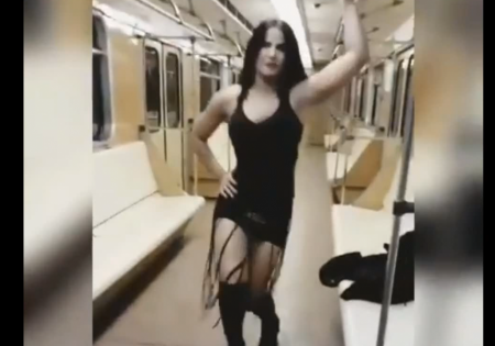 Azərbaycanlı rəqqasədən bu dəfə metroda erotik rəqs – VİDEO