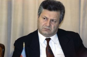 KQB sədri Mütəllibova məruzə edir: "Yunusova külli miqdarda pulla..."