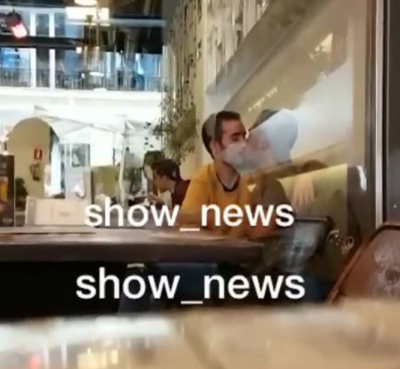 Bakıda biabırçı görüntülər: İki oğlan restoranda öpüşdü - VİDEO