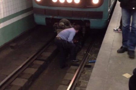 Bakı metrosunda oğlan qızı vurub qatardan platformaya saldı