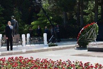 Azərbaycan Prezidenti ümummilli lider Heydər Əliyevin məzarını ziyarət edib