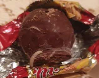 “Rahat” marketdən alınan şokoladdan qurdlar çıxdı – ŞOK VİDEO