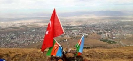 Ərzurum dağlarının zirvəsində Azərbaycan bayrağı