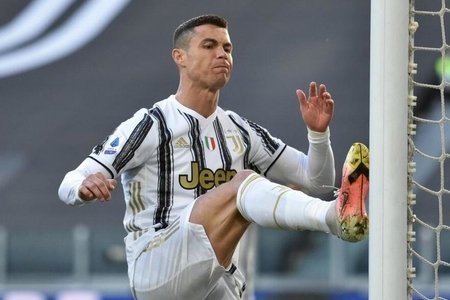 "Ronaldonu ehtiyat oyunçular skamyasına qoyun!" - Azarkeşlərdən etiraz