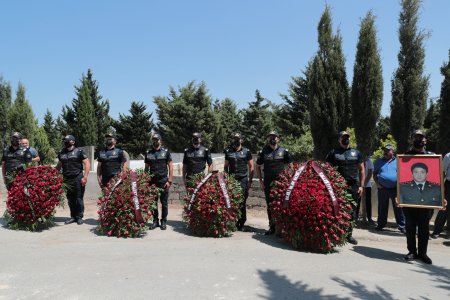 Vilayət Eyvazov polis əməkdaşı ilə vida mərasimində iştirak etdi