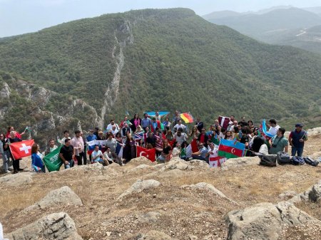 Xaricdə yaşayan azərbaycanlılar üçrəngli bayrağı Cıdır düzündə dalğalandırıblar - FOTO