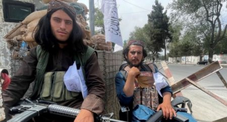 Yeməyi dadsız bişirdiyinə görə gənc qadını diri-diri yandırdılar, musiqini də qadağan etdilər - “Taliban” maskasını çıxarır