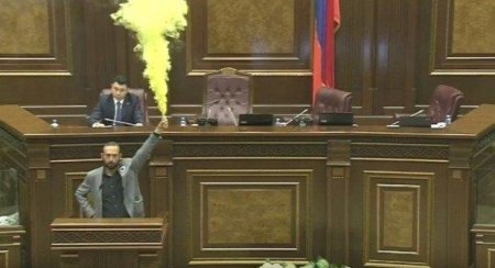 Ermənistan parlamentində yenidən dava düşdü- Video