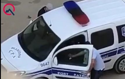 Rüşvət alarkən görüntülənən polis xidmətdən qovuldu - Video
