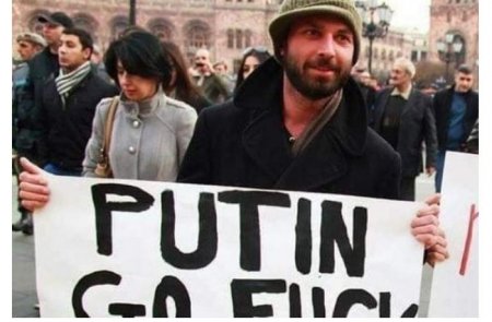 Putininin təhqir edildiyi plakatı gəzdirən Ararat Mirzoyan Lavrovla bir yerdə — FOTOLAR