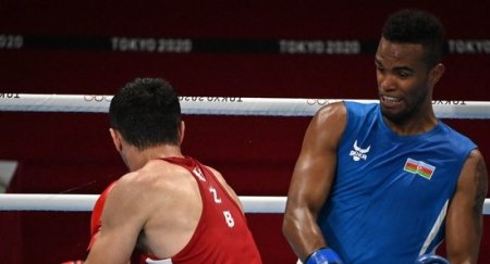 Qalib gələn Azərbaycan boksçusu Kuba bayrağını öpdü