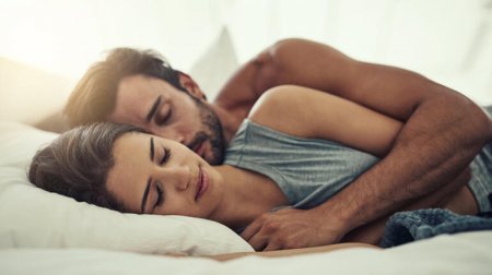 Evli olanlar gecə yatanda bunu çox sevirlər - İNANILMAZ TƏSİRLƏRİ