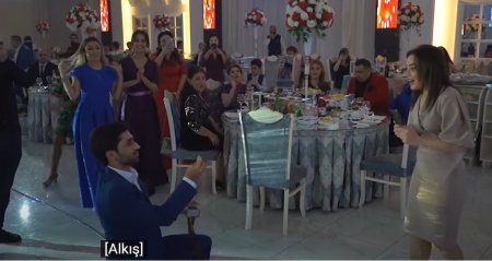 Azərbaycanlı gənc toyda sevdiyi qıza qeyri-adi evlənmə təklifi etdi – VİDEO