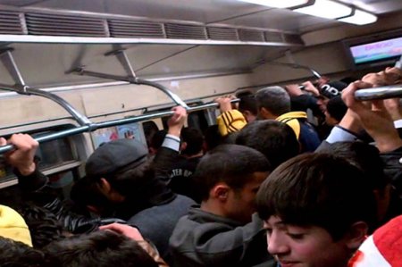 Bakı metrosunda dəhşət yaşandı: Benzin töküb özünü yandıran gənc görün kimdir