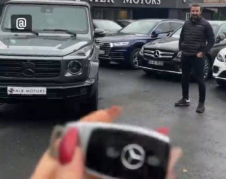 Azərbaycanlı nazirin oğlu ilə sevgili olan müğənni yarımilyonluq avtomobil aldı - FOTOLAR