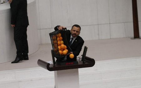 Türkiyə parlamentində portağallı etiraz - VİDEO