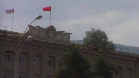 Xankəndidə dövlət binası üzərində Azərbaycan bayrağı - VİDEO
