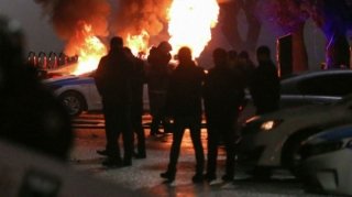 Polis avtomobilləri qarət olunaraq yandırıldı- VİDEO
