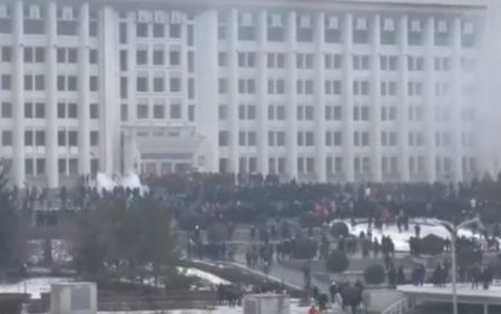 Almatıda bələdiyyə binasına hücum edildi -VİDEO