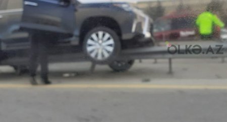 Bakı-Sumqayıt yolunda "Lexus" qəza törətdi: tıxac yarandı - VİDEO