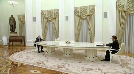 Kreml “uzun masa” ilə bağlı açıqlama yaymaq zorunda qaldı – Peskovun şərhi