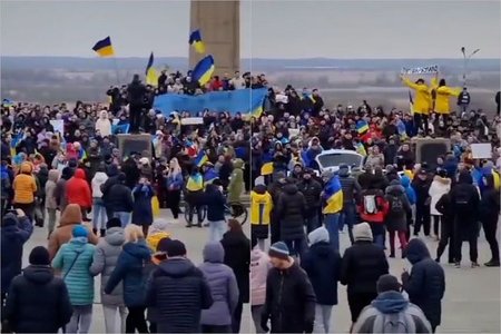 Rusiyanın işğalına etiraz edən ukraynalılar Xerson küçələrinə axışdılar - VİDEO